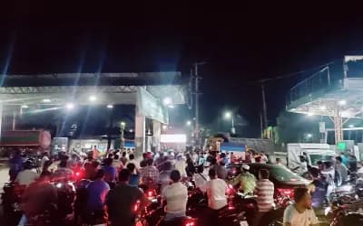 ‘দুই-চার টাকা বাড়াইলেও হইতো, তাই বলে লিটারে ২০ টাকা!’