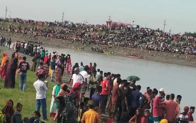শরতের বিকেলে সাতক্ষীরার বেতনার শান্ত জলে নৌকাবাইচ, দুই পাড়ে দর্শনার্থীদের ঢল