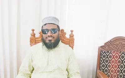 চোখে দেখেন না সরকারি কলেজের প্রভাষক শামসুল, শিক্ষার্থীদের দেখান আলোর পথ