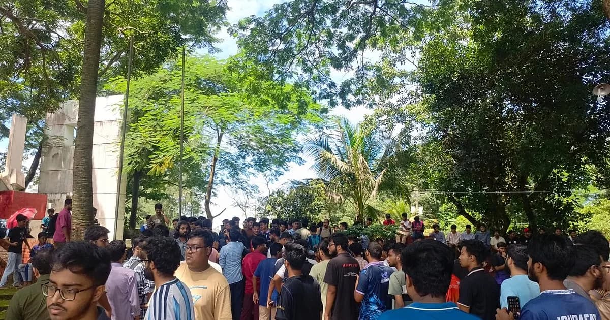 চুয়েটে ফটক আটকে চলছে শিক্ষার্থীদের বিক্ষোভ, গণস্বাক্ষর কর্মসূচি