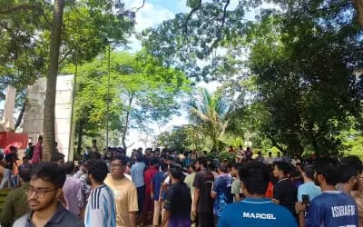 চুয়েটে ফটক আটকে চলছে শিক্ষার্থীদের বিক্ষোভ, গণস্বাক্ষর কর্মসূচি