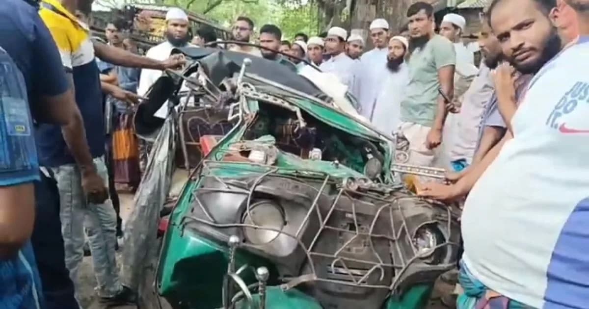 ট্রাকের ধাক্কায় দুমড়েমুচড়ে গেল সিএনজি, নিহত ১