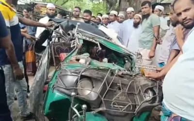ট্রাকের ধাক্কায় দুমড়েমুচড়ে গেল সিএনজি, নিহত ১