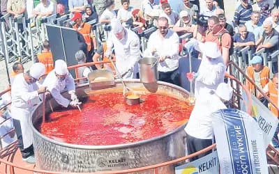‘দানবীয়’ হাঁড়িতে বেকড বিনস রান্না