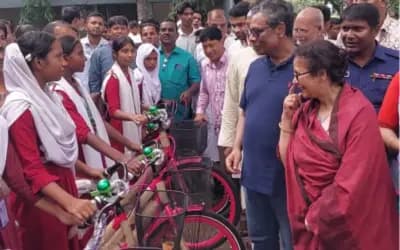 শাহজাদপুরে ভিক্ষুকদের দোকান ও শিক্ষার্থীদের মাঝে সাইকেল বিতরণ করলেন স্বাস্থ্য প্রতিমন্ত্রী