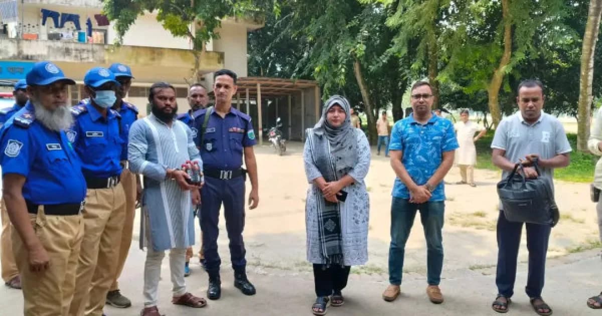 সিরাজগঞ্জে থানায় জিডি করতে গিয়ে ৪ বোতল চোলাই মদসহ যুবক আটক