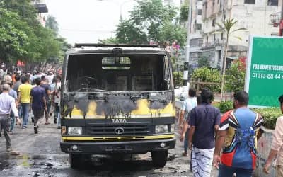 মিরপুরে ফুটপাতে উচ্ছেদ অভিযান ঘিরে হামলা, ভাঙচুর ও অগ্নিসংযোগ