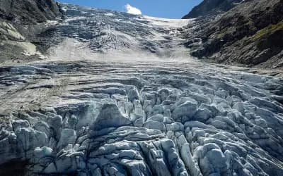 সুইজারল্যান্ডে তীব্র তাপপ্রবাহ, আশঙ্কাজনক হারে গলছে হিমবাহের বরফ