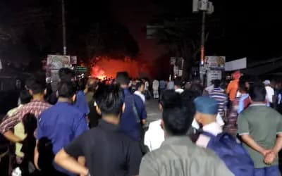 লোকাল বাসের টিকিট বিক্রিকে কেন্দ্র করে দুই পক্ষের সংঘর্ষ, ককটেল বিস্ফোরণ, আহত ১০