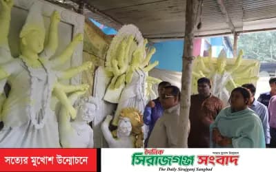 কামারখন্দে দুর্গাপূজা মণ্ডপ পরিদর্শন করলেন- জেলা প্রশাসক