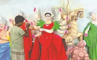 পাবনায় প্রতিমাশিল্পীদের সুনাম বাড়লেও আয় বাড়েনি