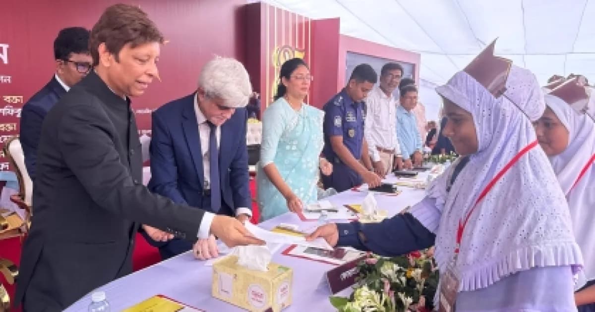 সিরাজগঞ্জে ৮৫২ মেধাবী শিক্ষার্থী পেল বৃত্তি ও সন্মাননা সনদ | জাতীয় | বাংলাদেশ সংবাদ সংস্থা (বাসস)