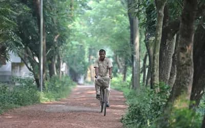 ২৮ বছর ধরে সাইকেলে ছুটছেন ‘রানার’ আকবর