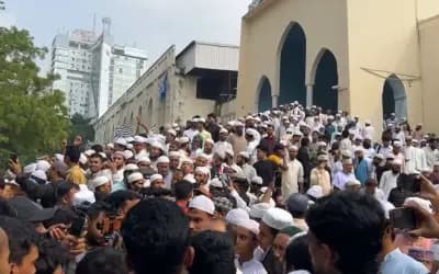 বায়তুল মোকাররমে খতিবের বিরুদ্ধে অপপ্রচারের অভিযোগে বিক্ষোভ, হঠাৎ উত্তেজনা