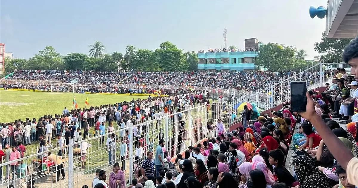 জয়পুরহাটে ফুটবলের ফাইনাল দেখতে ভিড়, স্টেডিয়াম ছাপিয়ে দর্শক ছাদ-চিলেকোঠায়
