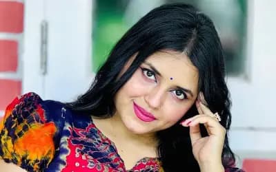 হুট করেই অভিনয়ে এসে আলোচনায়, কে এই অভিনেত্রী