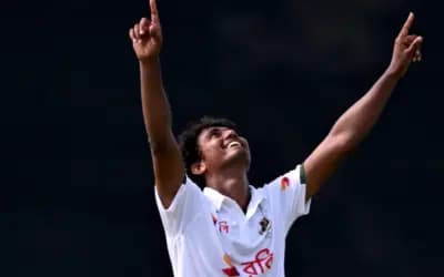 পেসার হিসেবে হ্যাটট্রিক করে হাসানের ইতিহাস 