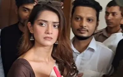 অল্পের জন্য রক্ষা পেলেন তানজিন তিশা