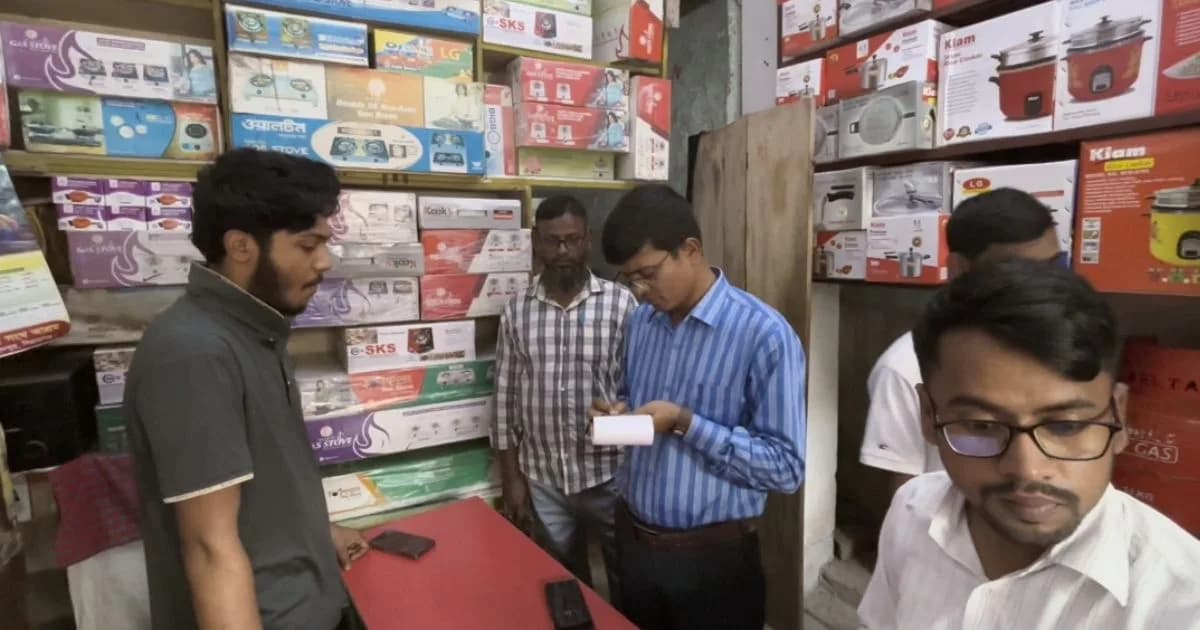 শাহজাদপুরে গ্যাসের সিলিন্ডারের দাম নিয়ন্ত্রণে ভ্রাম্যমাণ আদালতের অভিযান