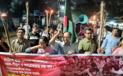 দিল্লিতে আন্দোলনে দমন ও গণগ্রেফতার বন্ধে শাহবাগে মশাল মিছিল