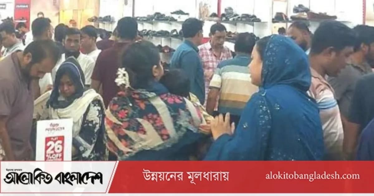 পূজার কেনাকাটায় সরগরম সিরাজগঞ্জের মার্কেট ও ফুটপাত