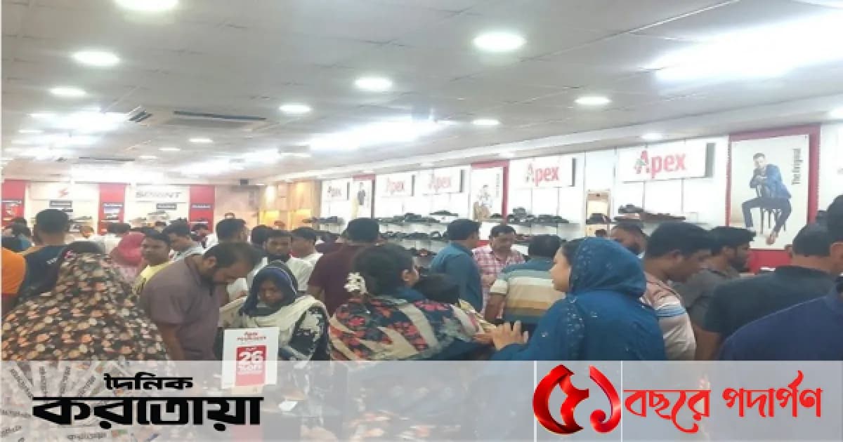 সিরাজগঞ্জে দোকানগুলোতে দুর্গাপূজা উপলক্ষে ক্রেতাদের ভিড় বাড়ছে