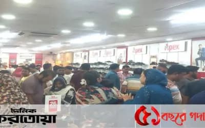 সিরাজগঞ্জে দোকানগুলোতে দুর্গাপূজা উপলক্ষে ক্রেতাদের ভিড় বাড়ছে
