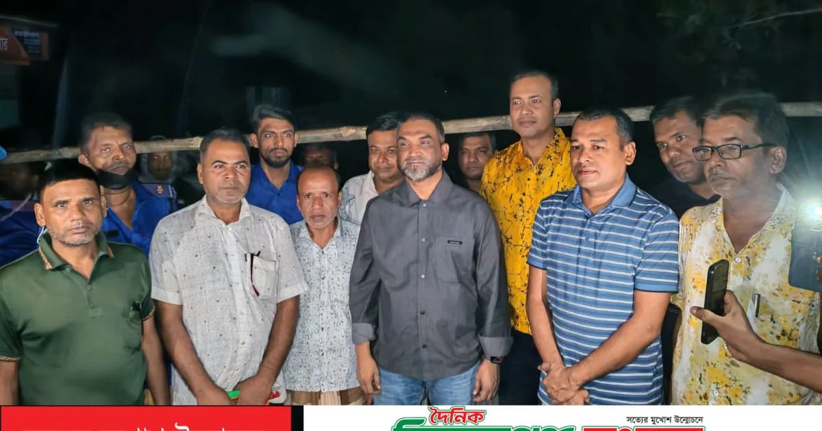 অপরাধ দমনে সিরাজগঞ্জে বাঁশকল পরিদর্শনে পুলিশ সুপার, সদস্যদের মাঝে টর্চলাইট ও বাঁশি বিতরণ
