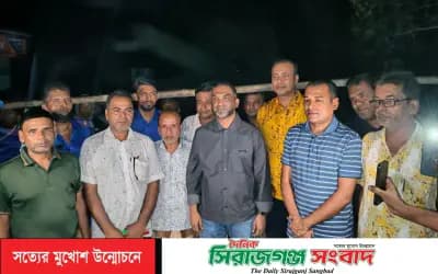 অপরাধ দমনে সিরাজগঞ্জে বাঁশকল পরিদর্শনে পুলিশ সুপার, সদস্যদের মাঝে টর্চলাইট ও বাঁশি বিতরণ