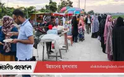 সিরাজগঞ্জের চায়না বাঁধে শিক্ষার্থীরা, সতর্ক করে ফেরাচ্ছে পুলিশ