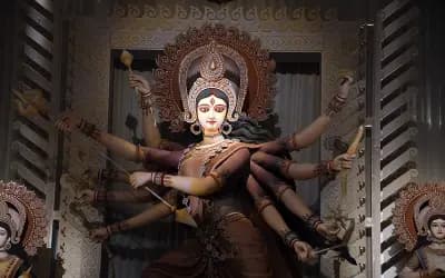 কলকাতার দুর্গাপূজায় থিমের চমক, হাওয়া মহল থেকে ভ্যাটিকান সিটি