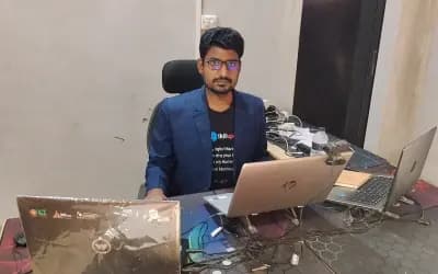 কখনো বাঁশের ডগায়, কখনো জানালার পাশে মোবাইল রেখে ফ্রিল্যান্সিং করেন কুড়িগ্রামের ফজলে এলাহী