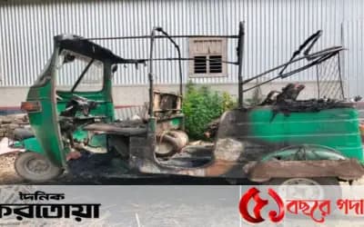 সিরাজগঞ্জের রায়গঞ্জে সিএনজিতে দুর্বৃত্তদের আগুন