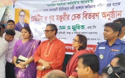 শাহজাদপুরে নদীভাঙনে ক্ষতিগ্রস্ত ৭০ পরিবার পেল ঢেউটিন ও নগদ অর্থ প্রতিটি পরিবার