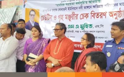 সিরাজগঞ্জে শাহজাদপুরে বন্যায় ক্ষতিগ্রস্ত পরিবারের মাঝে ঢেউটিন ও চেক বিতরণ