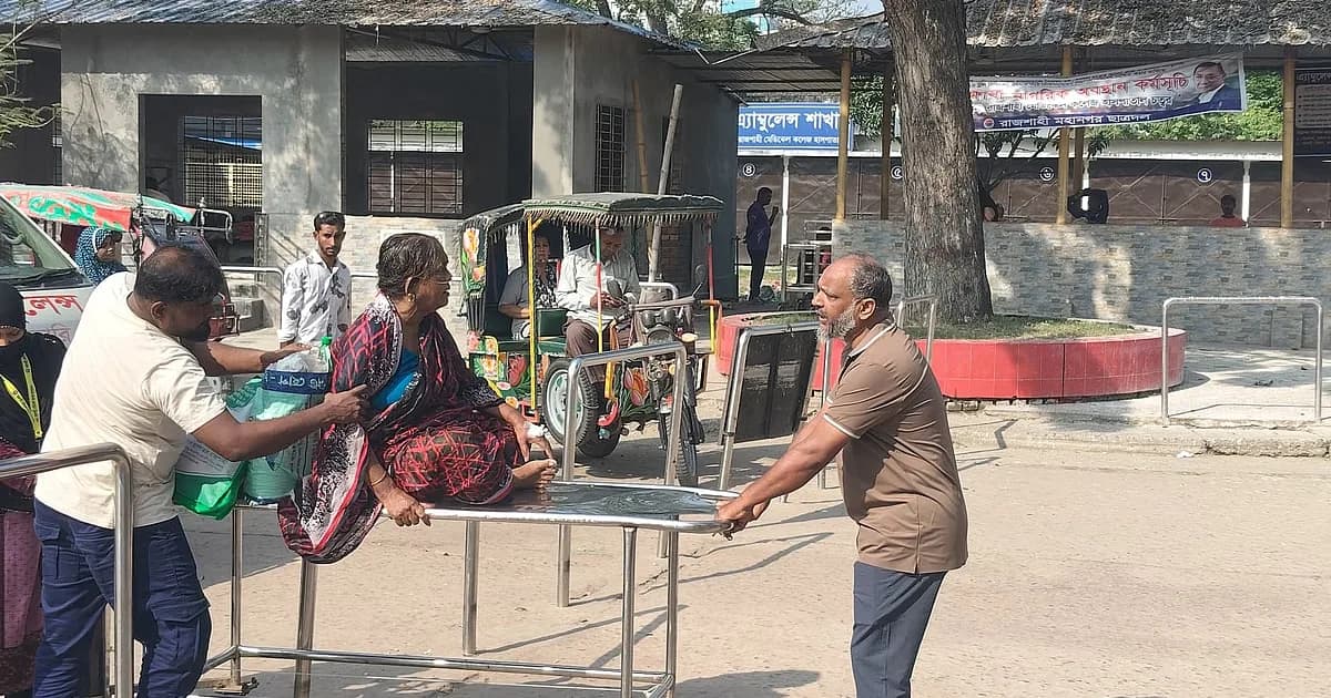 রাজশাহী মেডিকেলে দ্বিতীয় দিনের মতো ইন্টার্ন চিকিৎসকদের কর্মবিরতি, রোগীদের ভোগান্তি