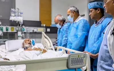 মঈন খানকে দেখতে এভারকেয়ারে রিজভী 