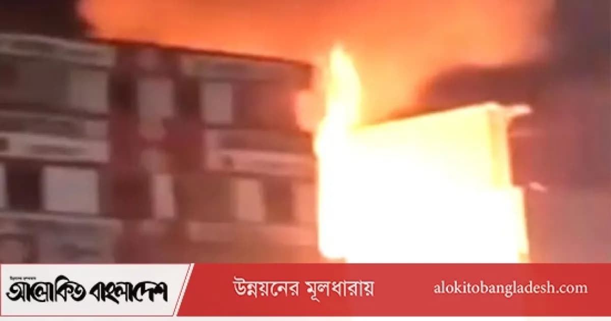 সিরাজগঞ্জে আগুনে পুড়ল ৮ দোকান, ক্ষতি অর্ধকোটি টাকা