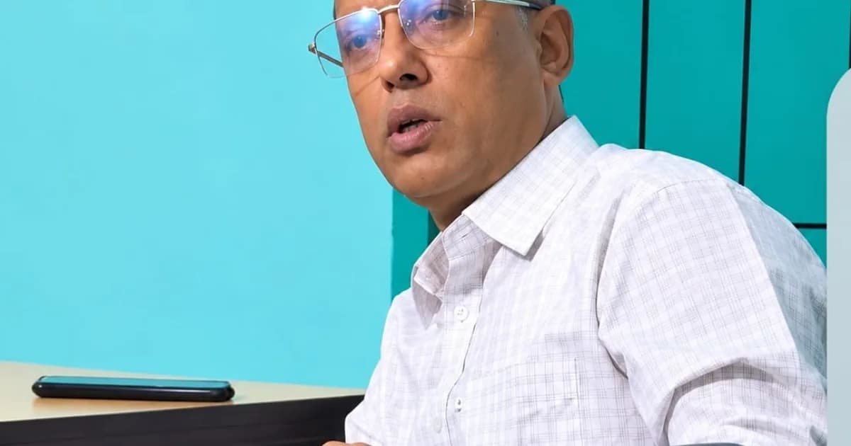 সিরাজগঞ্জের রায়গঞ্জে সরকারি প্রকল্পের খুঁটি-তার বাড়ীতে নেওয়ার অভিযোগ
