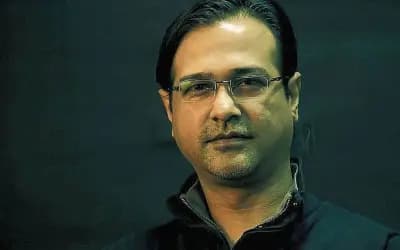 গাড়িতে গুলির ঘটনার পর আসিফের স্ত্রী  বললেন, ‘কেউ একজন দৌড়ে পালিয়েছে’