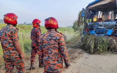 এক্সপ্রেসওয়েতে নিয়ন্ত্রণ হারিয়ে বাস খাদে পড়ে তিনজন নিহত, আহত ১৬