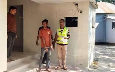 সিরাজগঞ্জে চলন্ত ট্রেনের ছাদে যাত্রীকে মারপিট করে ছিনতাই, আটক ১