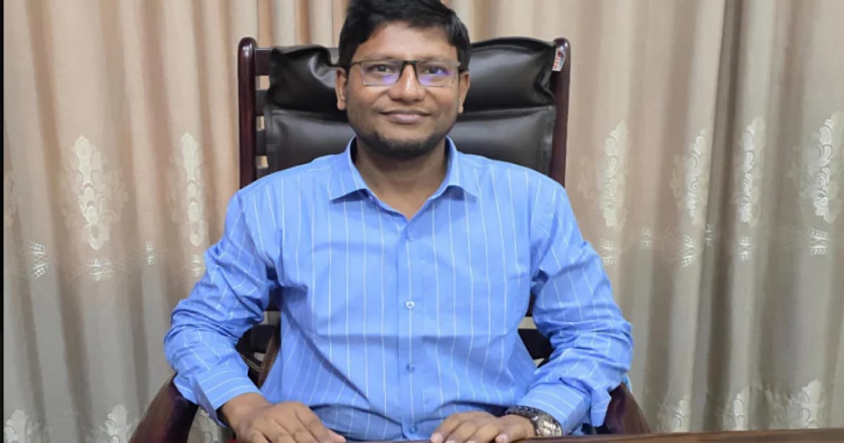 ফেসবুক ভিডিওতে জমি-দলিলের আইনি পরামর্শ, প্রশংসিত শাহজাদপুরের সাব-রেজিস্ট্রার রবিউল ইসলাম
