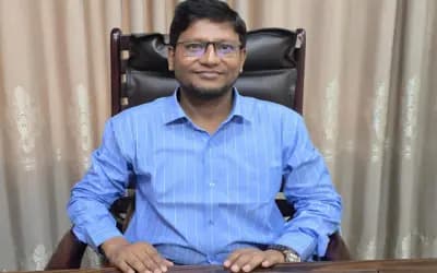 ফেসবুক ভিডিওতে জমি-দলিলের আইনি পরামর্শ, প্রশংসিত শাহজাদপুরের সাব-রেজিস্ট্রার রবিউল ইসলাম