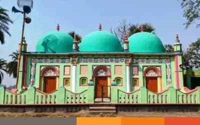 সিরাজগঞ্জের তাড়াশে নদীর তীরে ইতিহাসের ছোঁয়া তিন গম্বুজের মসজিদ
