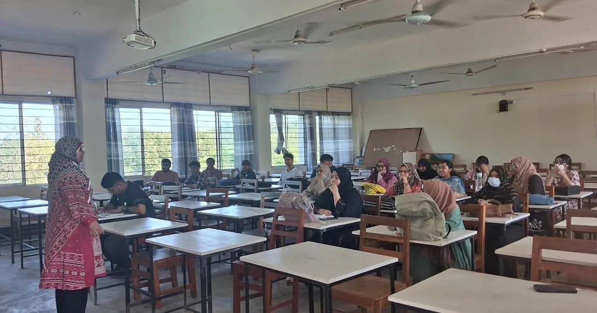 ৩৬ দিনের ‘শাটডাউন’ শেষে ক্লাসে ফিরলেন চুয়েট শিক্ষার্থীরা, চলবে উপাচার্য পুনর্বহালের আন্দোলন