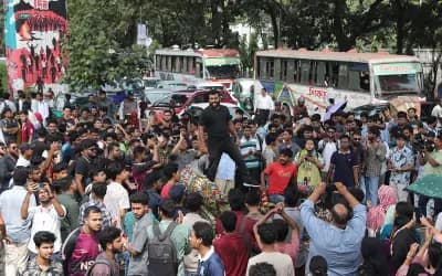 সচিবালয় স্থানান্তরের প্রতিবাদে আগারগাঁওয়ে সড়ক অবরোধ শেকৃবির শিক্ষার্থীদের