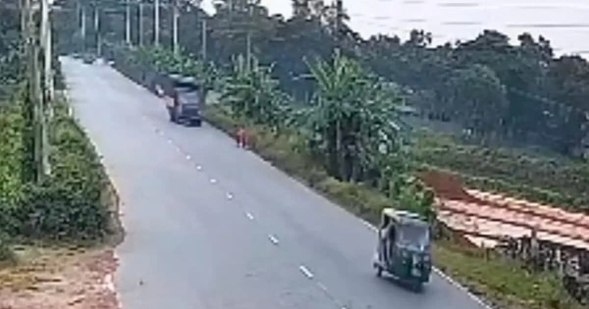মা কাজে যাচ্ছিলেন, পেছন পেছন যায় ছোট দুই মেয়ে, ফেরার পথে দুর্ঘটনায় নিহত