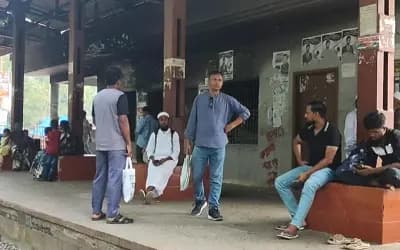 ট্রেন লাইনচ্যুতর ঘটনায় সিরাজগঞ্জে দুর্ভোগে যাত্রীরা