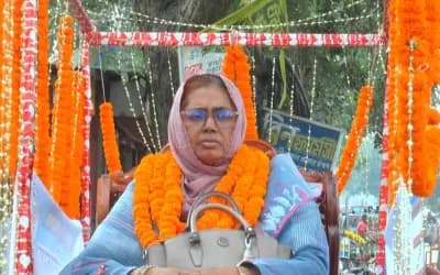 শাহজাদপুরে রাজকীয় ঘোড়ার গাড়িতে বিদায়ী শিক্ষককে সংবর্ধনা